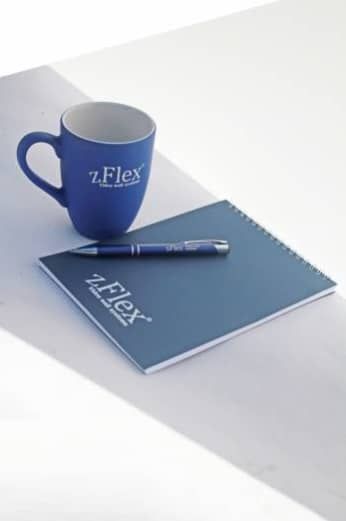 Принадлежности для корпоративного семинара: брендированные кружка, ручка и блокнот